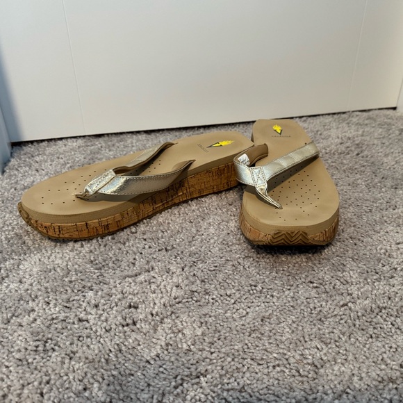 Volatile gold Neville flip flops - Picture 3 of 3